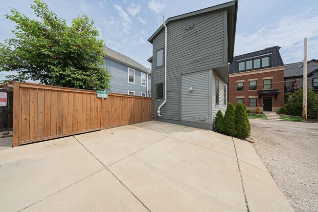 Building Photo - 567 Lathrop St