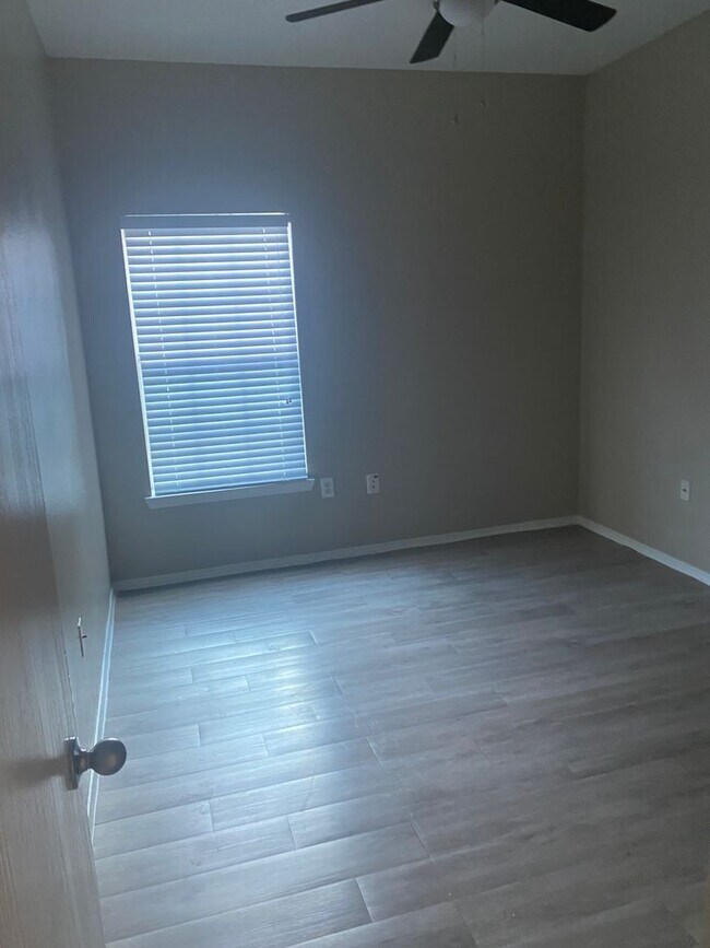 Building Photo - 1000 Diamond Dr
