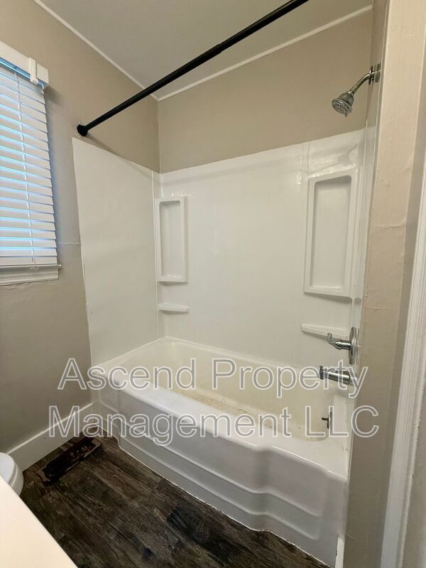 Building Photo - 5514 Rosemont Dr