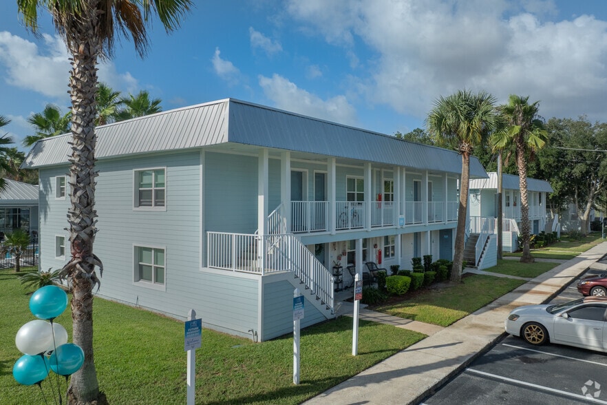 Building Photo - Surf A1A Apartments