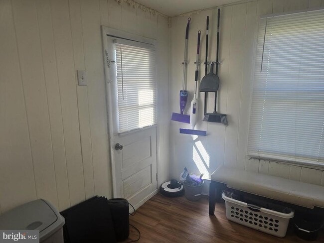 Building Photo - 82 N Sycamore Ave