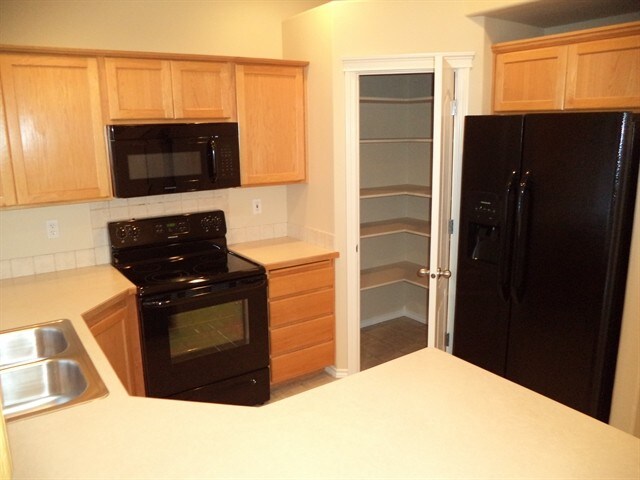 Building Photo - 879 S New Summer Ave