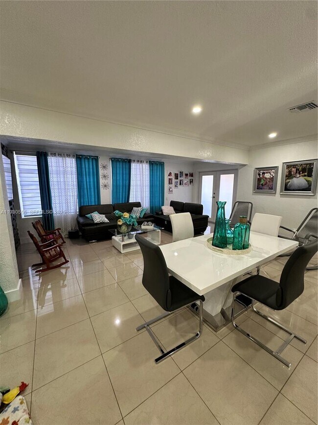 Building Photo - 5010 E 1st Ave