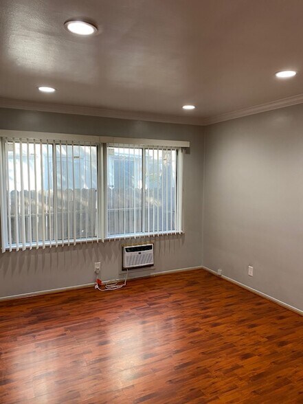 Building Photo - 515 Thompson Ave