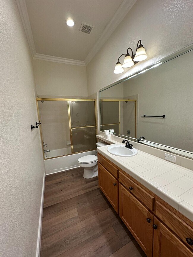 Building Photo - 7026 N Warren Ave