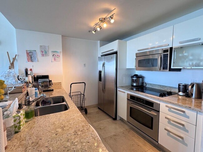 Building Photo - 601 NE 36th St