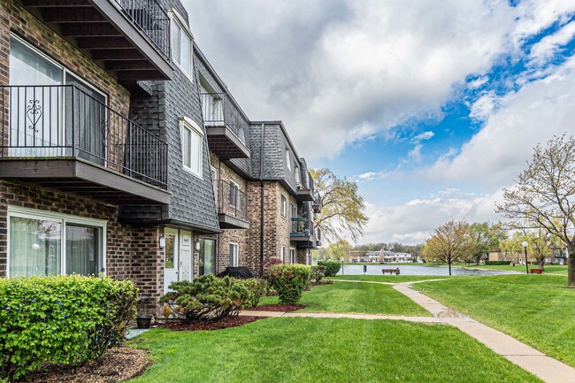 Building Photo - 9405 Bay Colony Dr