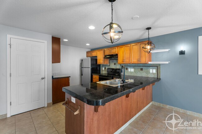 Building Photo - HALF OFF 2ND MONTHS RENT! Fully Updated 4 ...