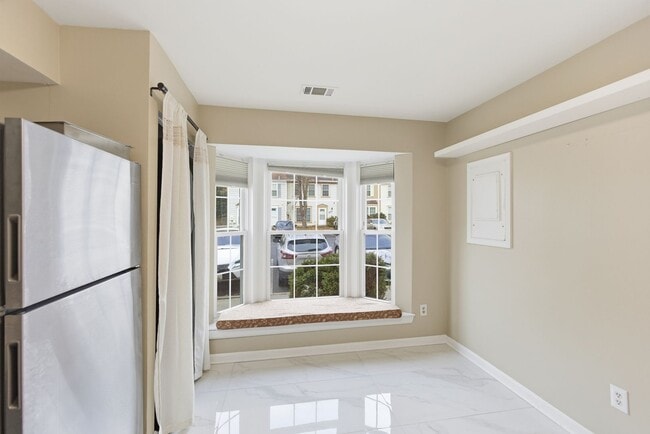 Building Photo - Lovely 3 BR/1.5 BA Townhome in Bowie!