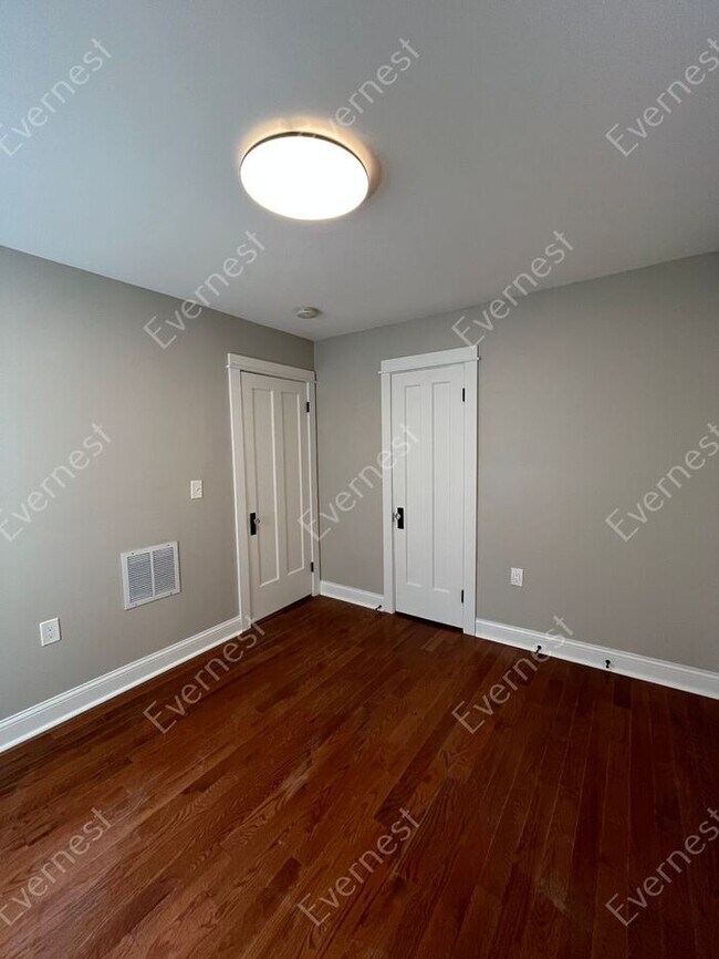 Building Photo - Charming 2-Bedroom Home with Modern Amenit...