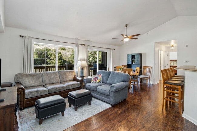 Building Photo - Three Bedroom Condo on the River
