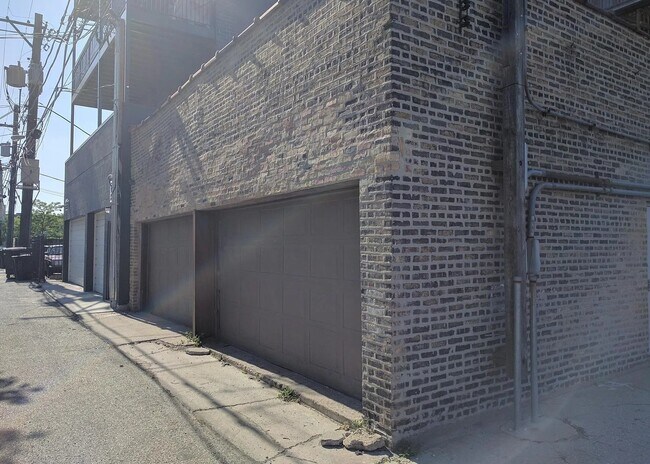 Building Photo - 2333 W Chicago Ave