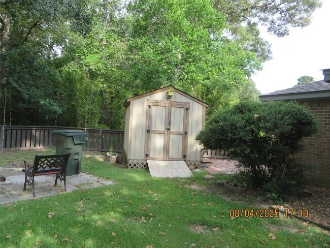 Building Photo - 8716 Club House Dr