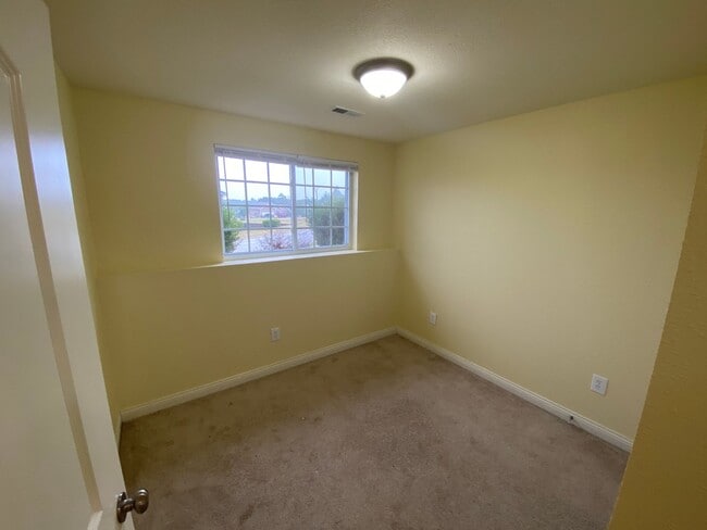 Building Photo - 121 Kale Ct
