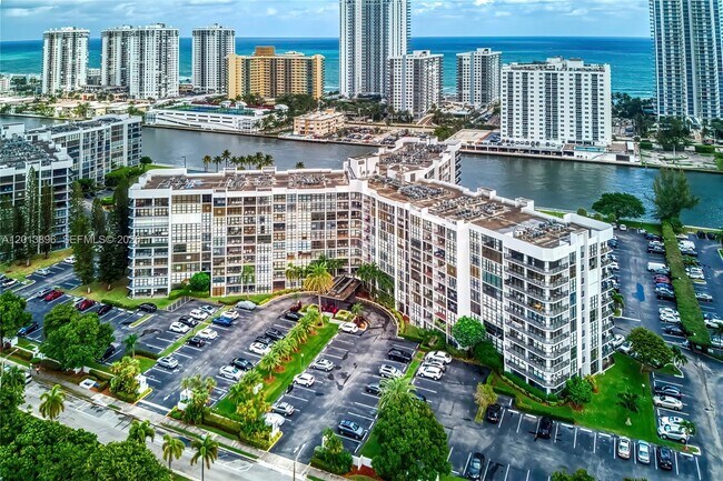 Building Photo - 800 Parkview Dr