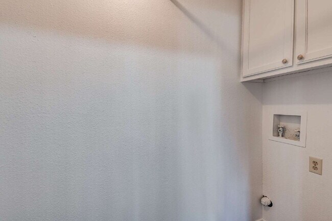 Building Photo - Stylish Half-Duplex in Arlington