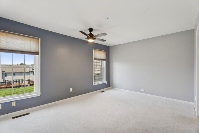 Building Photo - Spacious 3 Bedroom, 2.5 Bath Townhouse in ...