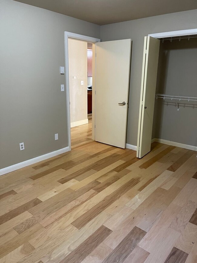 Building Photo - Location, Location!! Spacious Condo on Low...
