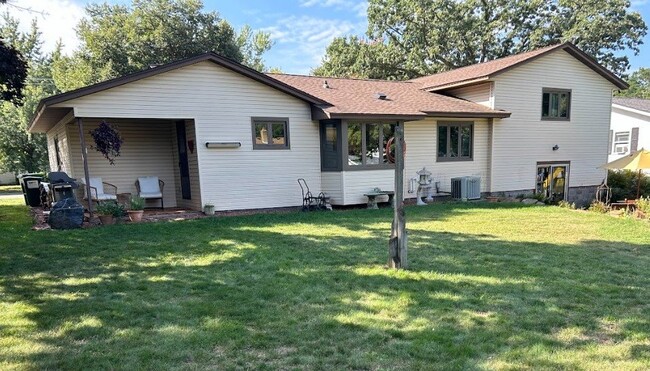 Building Photo - Conveniently located 3BR/3BA House with 2-...