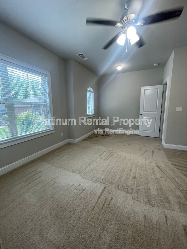 Building Photo - 5180 Mirror Lake Dr