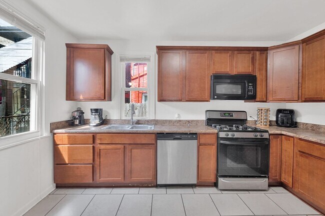 Building Photo - Cozy Home - South Side Flats