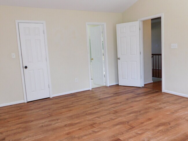 Building Photo - "Spacious 4-Bedroom Gem on Hughart Street with 2.5 Bathrooms and 2108 Sq. Ft. of Comfort!"