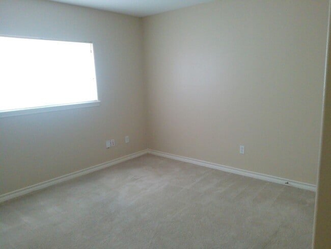 Building Photo - Spacous Southside Split Bedroom Home