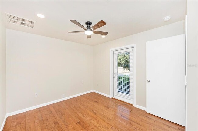 Building Photo - 907 Riviera St