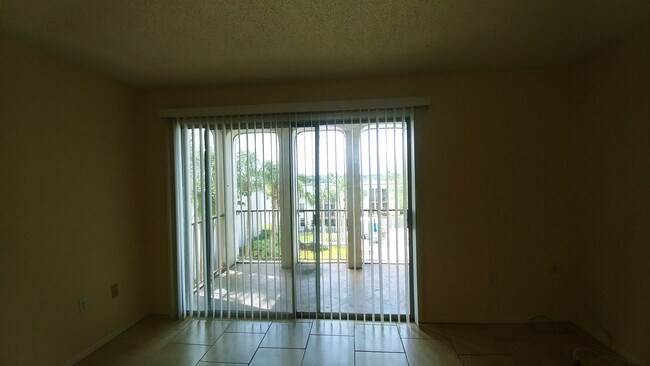 Building Photo - 518 Orange Dr