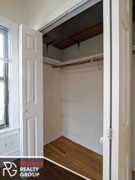 Building Photo - 822 W Waveland Ave