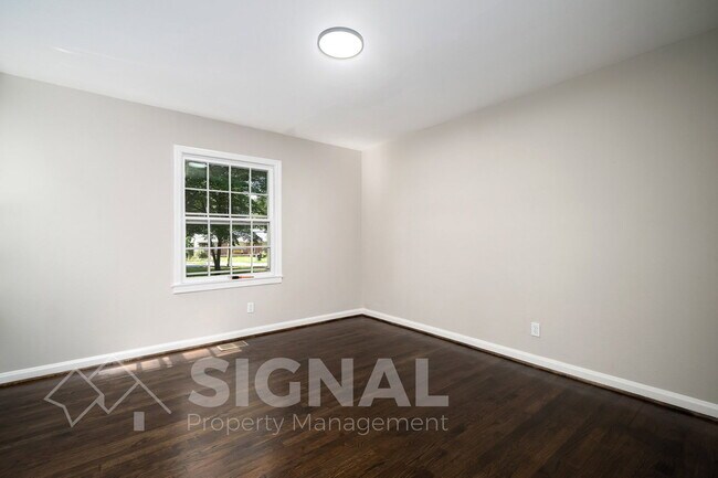 Building Photo - 736 Martinwood Rd