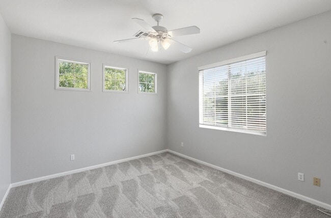 Building Photo - 3565 E Vaughn Ct