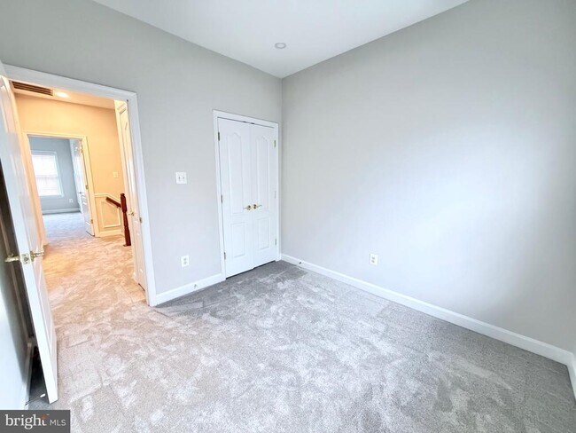 Building Photo - 300 Garden View Square