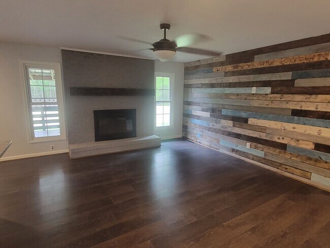 Building Photo - 3 Bedroom 2 Bathroom Home