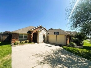 Building Photo - 1615 Nestledown Dr