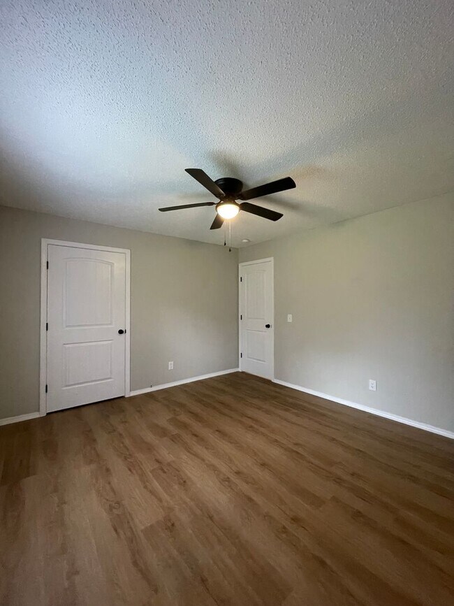 Building Photo - Great Location 3 bedroom 1 bath 1car garage