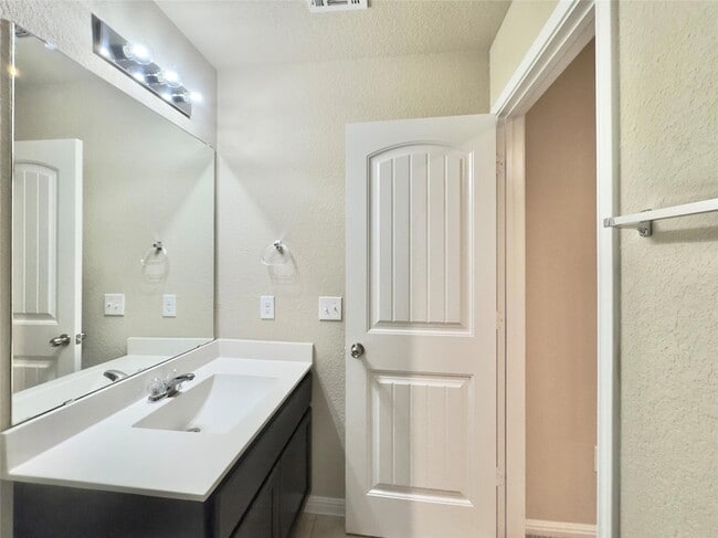 Building Photo - 1521 Maier Dr