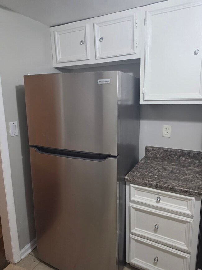 Building Photo - 3 bedroom 2.5 bath townhouse