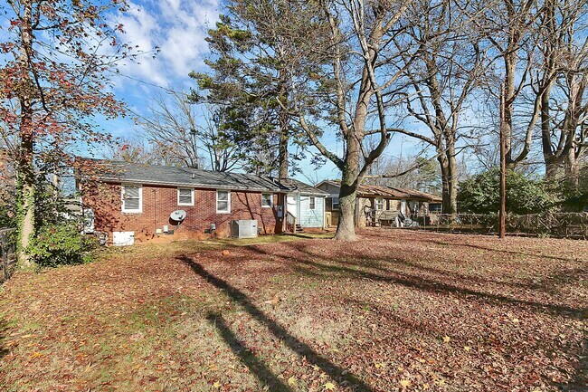 Building Photo - 2921 Ravencroft Dr