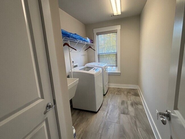 Building Photo - Stunning 5 Bed/4 Bath Home - Water View - ...