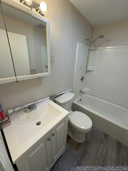 Building Photo - 71 Bernier St