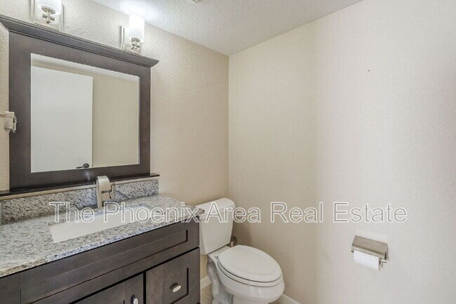 Building Photo - 3761 S Hawthorn Dr