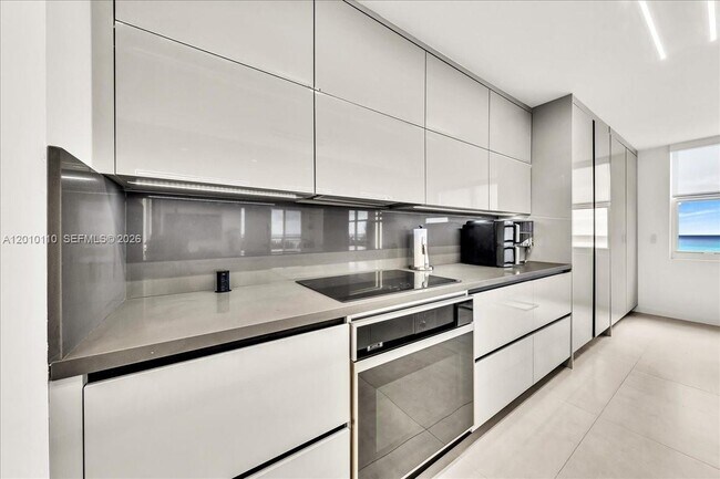 Building Photo - 1147 Hillsboro Mile