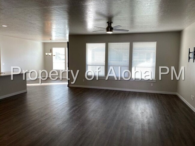 Building Photo - 6142 N Silver Spruce Ave