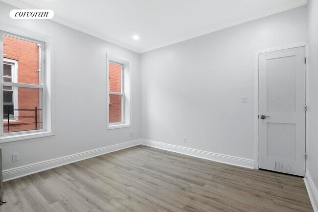 Building Photo - 566 Osborn St