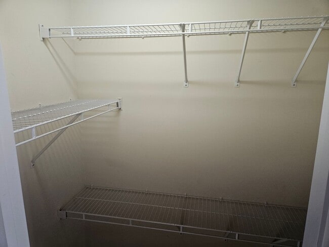 Building Photo - Charming 2br/2.5ba in Delta Lake, end unit townhome! Available now!