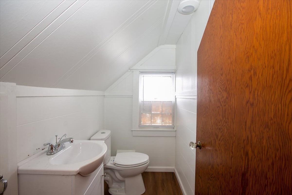 Upstairs bathroom - 148 Niagara Ave