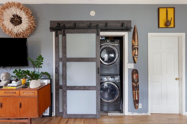 Building Photo - Stylishly Updated 3/2 w/ Large Deck in Grant Park!