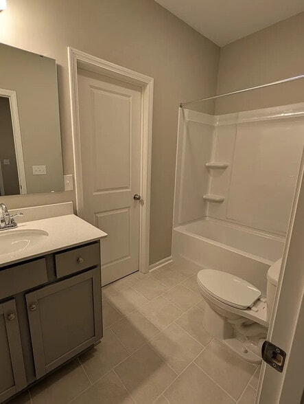 Building Photo - Room in Townhome on Reeves St