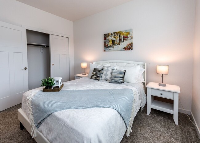 Building Photo - FULLY FURNISHED 3 Bed Luxury End Unit Townhome backs to Nature